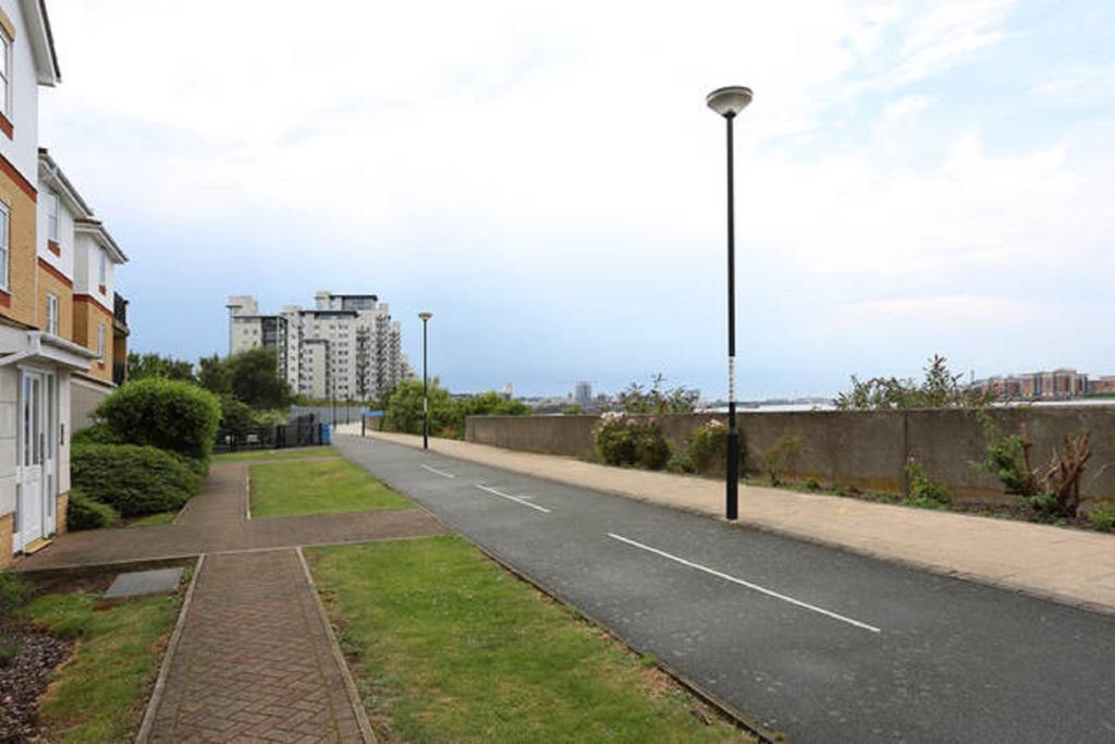 Quiet Riverside Apartment London Bilik gambar